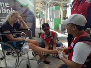Tim Kesehatan PMI Periksa Turis Asing di Bandara Lombok