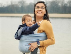 Gendong Anak dengan Posisi Kaki Mengangkang, Berbahayakah?