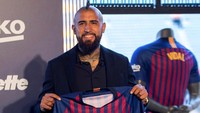 Setelah melewati tes medis, Vidal melakukan teken kontrak dengan klub barunya. Ia dikontrak selama tiga tahun oleh Barcelona. Foto: Albert Salame/Reuters
