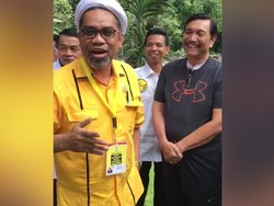 Gaya Kocak Ngabalin Bikin Luhut Senyum-senyum