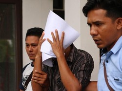 Dijebloskan ke Bui, Koruptor Kasus Rp 17 Miliar Ini Tutupi Muka