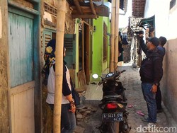 Geledah Rumah Waludi di Pemalang, Densus Sita Buku dan Motor