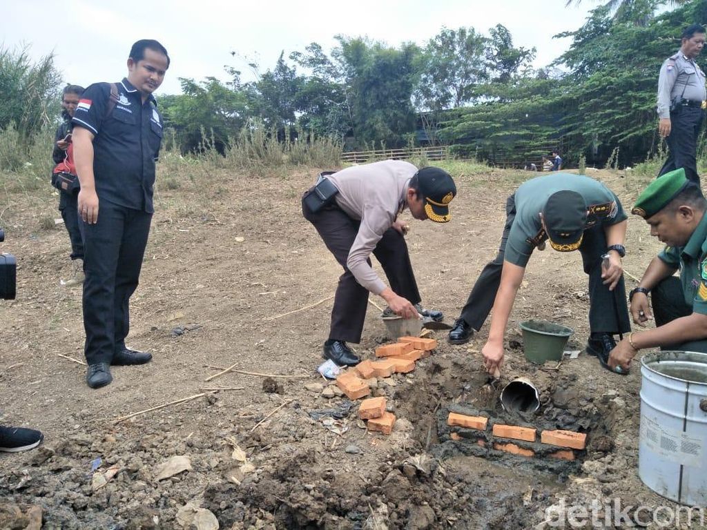 Saluran Limbah Pencemar Citarum Dicor Aparat Karawang Saluran Limbah Pencemar Citarum Dicor Aparat Karawang