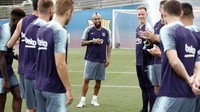 Setelah diperkenalkan kepada publik, Vidal langsung mengikuti sesi latihan bersama Barca.  Foto: Twitter @FCBarcelona