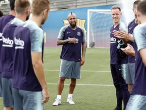 Video: Begini Cara Pemain Barcelona Sambut Vidal