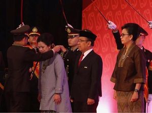 Bersinergi dengan Polri, Menko PMK Terima Bintang Bhayangkara Utama