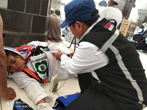 Aksi Tim P3JH Evakuasi Jemaah Pingsan di Masjidil Haram Aksi Tim P3JH Evakuasi Jemaah Pingsan di Masjidil Haram