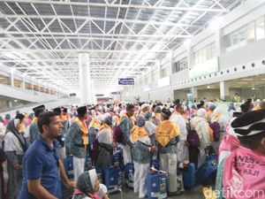 Kelamaan Tunggu Pria Berihram, Sejumlah Jemaah Perempuan Pingsan Kelamaan Tunggu Pria Berihram, Sejumlah Jemaah Perempuan Pingsan