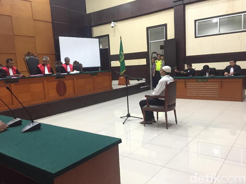 Dr Helmi Divonis Seumur Hidup, Pengacara: Tak Sesuai Realitas Dr Helmi Divonis Seumur Hidup, Pengacara: Tak Sesuai Realitas
