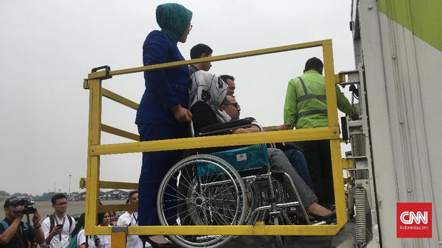 Ambulift menjadi salah satu alat yang rencananya akan digunakan untuk membantu atlet dengan kursi roda ke luar dari pesawat.