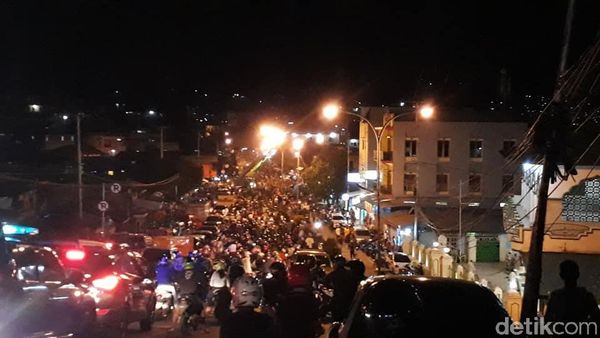 Penampakan Lalin di Ambon Macet Parah Akibat Panser Terguling
