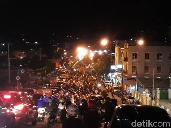 Penampakan Lalin di Ambon Macet Parah Akibat Panser Terguling