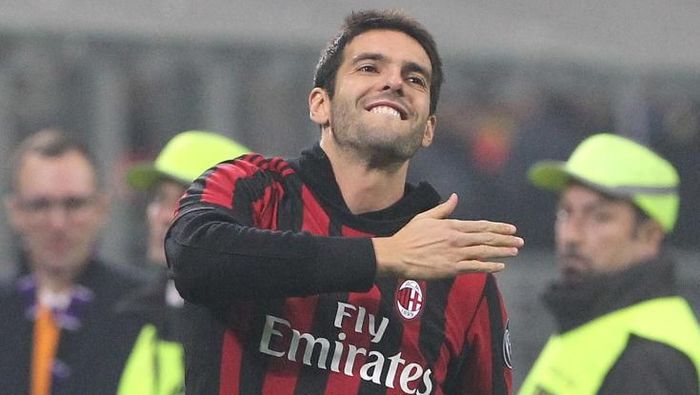 Kaka MILAN, ITALY - NOVEMBER 23: Ricardo Kaka salute the crowd during the UEFA Europa League group D match between AC Milan and Austria Wien at Stadio Giuseppe Meazza on November 23, 2017 in Milan, Italy. (Photo by Marco Luzzani/Getty Images)