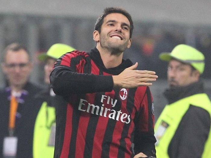 MILAN, ITALY - NOVEMBER 23:  Ricardo Kaka salute the crowd during the UEFA Europa League group D match between AC Milan and Austria Wien at Stadio Giuseppe Meazza on November 23, 2017 in Milan, Italy.  (Photo by Marco Luzzani/Getty Images)