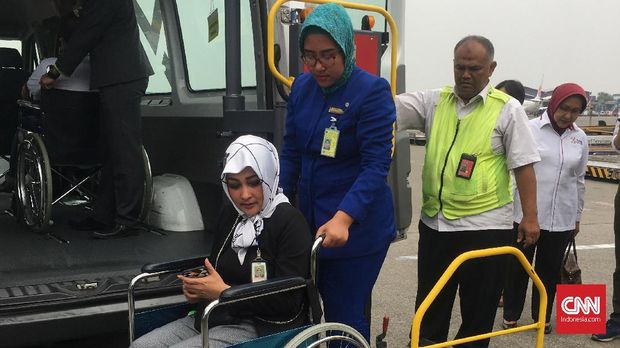 Simulasi kedatangan dan keberangkatan atlet Asian Para Games 2018 berlangsung pada Selasa (7/8) siang.