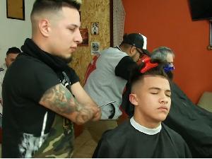 Meski Tak Punya Tangan, Pria Ini Jago Banget Cukur Rambut Meski Tak Punya Tangan, Pria Ini Jago Banget Cukur Rambut
