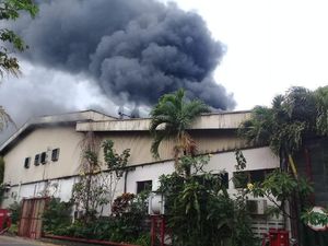 Gudang Industri Pengepakan Terbakar, Api Sulit Dijinakkan