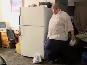 Buah Zakar Pria Ini Bengkak Selama 9 Tahun Sampai Susah Buang Air Kecil