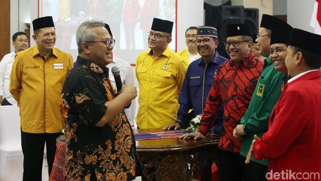 Gaya Kompak Koalisi Jokowi: Sneakers, Kaus Putih, hingga Peci Gaya Kompak Koalisi Jokowi: Sneakers, Kaus Putih, hingga Peci