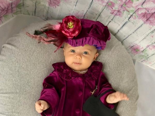 Cute Alert! 10 Potret Bayi yang Didandani Jadi Wanita Inspiratif Dunia