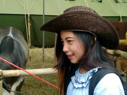 Tarik Pembeli, SPG Cantik Jualan Sapi untuk Hari Raya Kurban