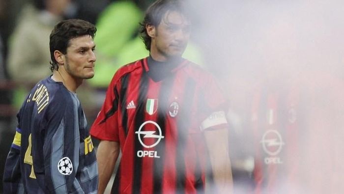 Javier Zanetti dan Paolo Maldini, semasa masih bermain dulu, berhadapan dalam derby Milan (Foto: PACO SERINELLI/AFP) Javier Zanetti dan Paolo Maldini, semasa masih bermain dulu, berhadapan dalam derby Milan (Foto: PACO SERINELLI/AFP)