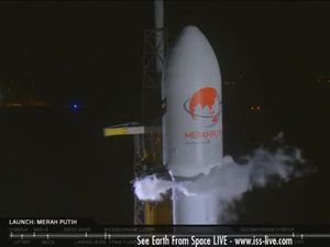Nobar Detik-detik Peluncuran Satelit Merah Putih Telkom Nobar Detik-detik Peluncuran Satelit Merah Putih Telkom
