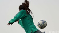 Tak kalah dengan pemain sepakbola pria, DD juga bila melakukan aksi free style.