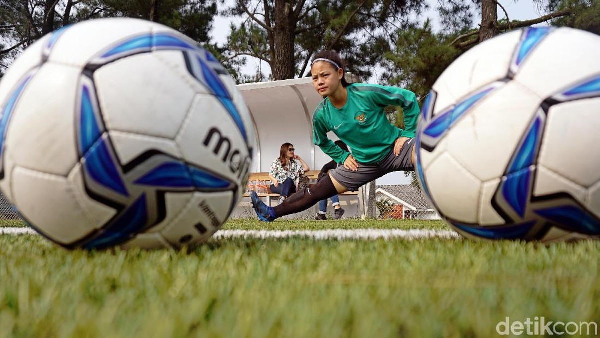 Dhanielle Daphne berlatih bersama Timnas sepakbola putri. (Rachman Haryanto/detikSport)