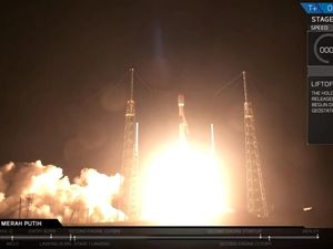 Detik-detik Satelit Merah Putih Melesat ke Angkasa Detik-detik Satelit Merah Putih Melesat ke Angkasa