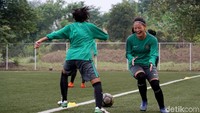 Suasana hangat penuh canda dan tawa mewarnai sepanjang latihan.