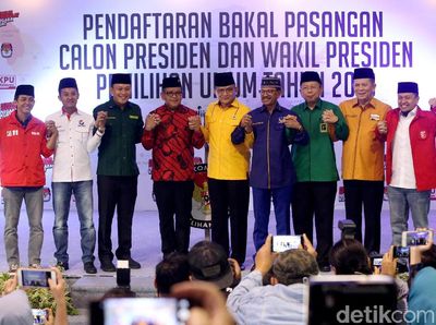 Gaya Kompak Koalisi Jokowi: Sneakers, Kaus Putih, hingga Peci