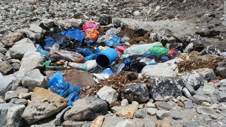 Sampah di Gunung Everest (CNN) Sampah di Gunung Everest (CNN)