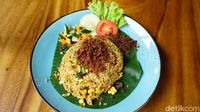 Siang Ini Enaknya Makan Nasi Goreng Salmon dan  Buntut Sapi di Sini