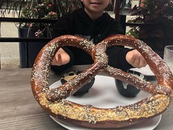 Pretzel Jumbo Sebesar Setir Mobil, Siapa Mau?
