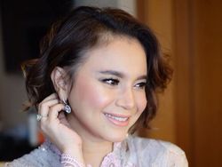 Cantik Bergaun Putih, Rossa Bawakan Nada-Nada Cinta di HUT Transmedia