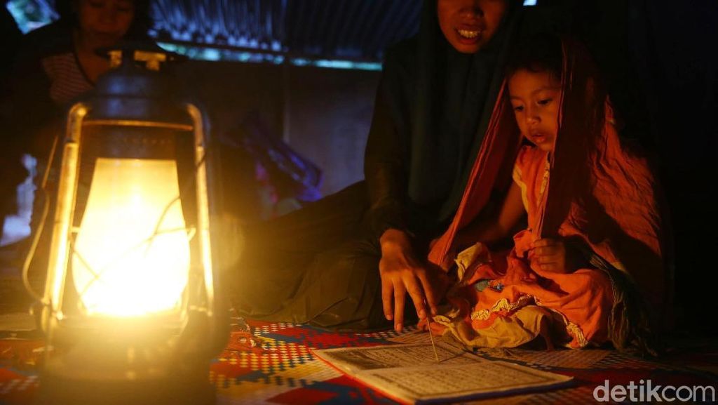 Listrik Padam, Warga Lombok Gunakan Lampu Teplok untuk Penerangan