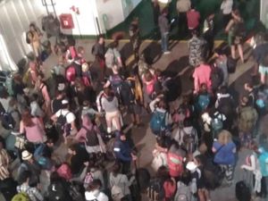 Potret Turis Diangkut Kapal ASDP dari Gili Trawangan