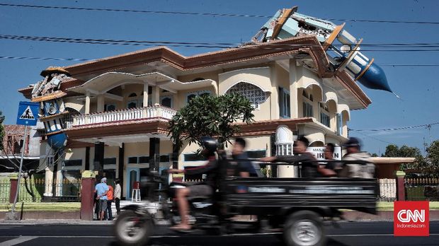 Menara sebuah bangunan di Lombok Utara roboh akibat gempa, Selasa, 7 Agustus.