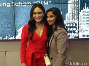 Pakai Baju Merah Mencolok, Shandy Aulia Datang ke BEI