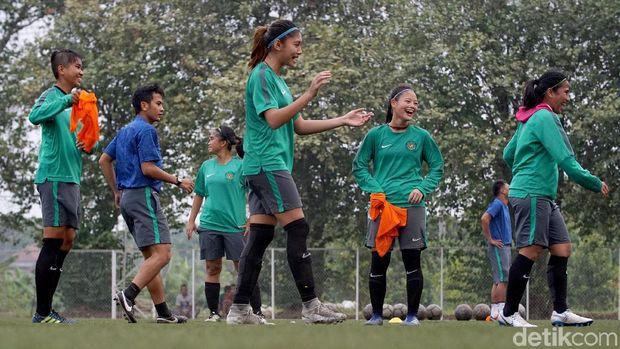 Dhanielle Dhapne di Timnas sepakbola putri berlatih menjelang Asian Games 2018. 