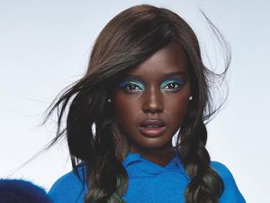 Duckie Thot Model Berkulit Gelap yang Mempesona