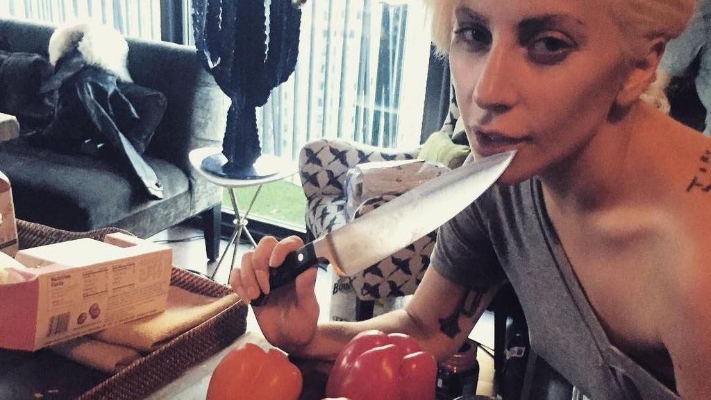 Aksi Keren Lady Gaga Saat Masak Ravioli hingga Beefsteak Aksi Keren Lady Gaga Saat Masak Ravioli hingga Beefsteak