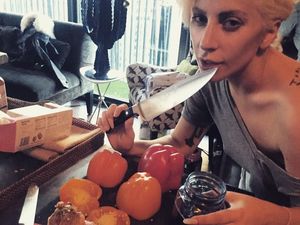 Aksi Keren Lady Gaga Saat Masak Ravioli hingga Beefsteak