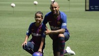 Vidal berpose bersama putranya, Alonso, di atas lapangan Camp Nou. Foto: Josep Lago/AFP
