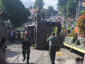 Panser Tarantula Terguling di Ambon, 2 TNI Luka-luka Panser Tarantula Terguling di Ambon, 2 TNI Luka-luka