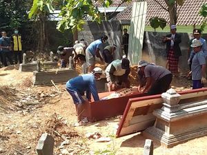 Disaksikan Keluarga, Makam Perempuan Hangus di Blora Dibongkar