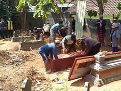 Disaksikan Keluarga, Makam Perempuan Hangus di Blora Dibongkar