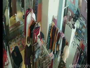 Aksi Ibu-Anak Curi Uang di Toko Baju Terciduk CCTV Aksi Ibu-Anak Curi Uang di Toko Baju Terciduk CCTV