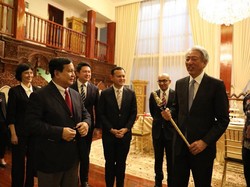 Bertemu Wakil PM Singapura, Prabowo Berikan Keris